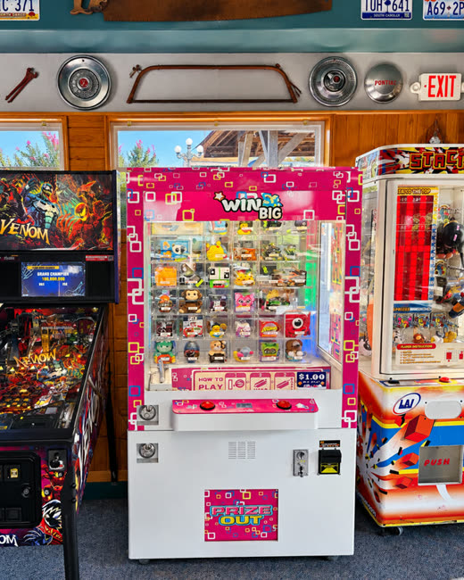 Win Big prize machine with prizes in individual boxes